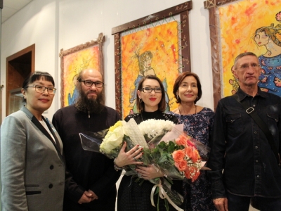 Евгения Трубина подарила музею свой батик